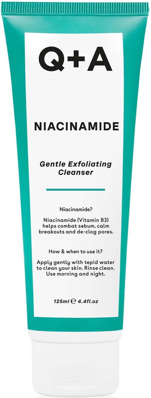 Eine türkise und weiße Tube mit der Aufschrift Q+A Niacinamide, ein schonendes Peeling-Reiniger für die Haut.