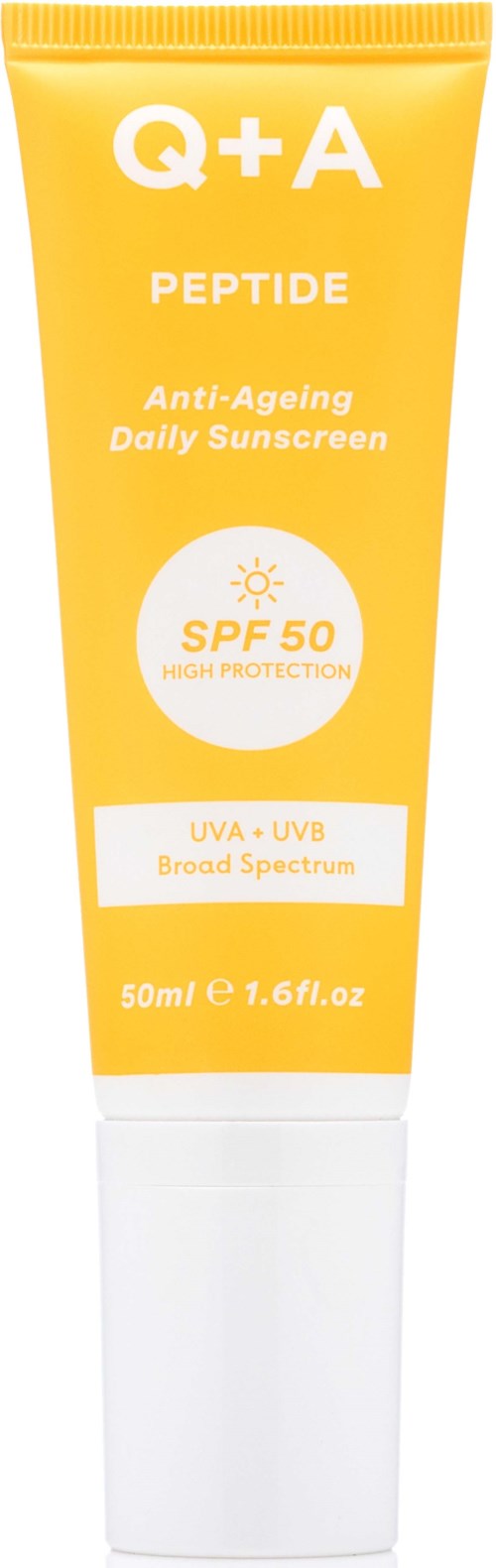 Een gele tube zonnebrandcrème met SPF 50, labelt Q+A Peptide Anti-Ageing Daily Sunscreen, 50 ml.