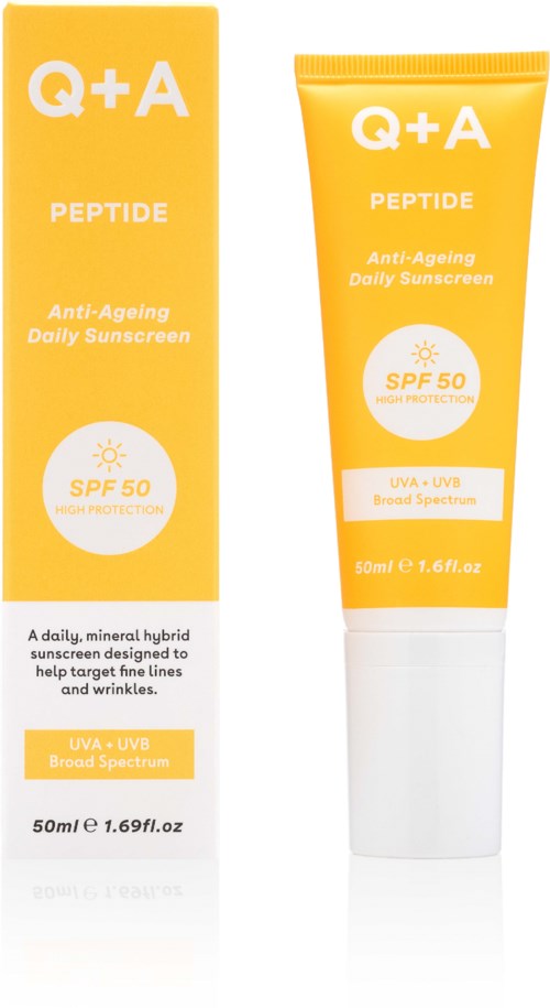 Een gele zonnebrandfles en doos, gemarkeerd Q+A Peptide, SPF 50, bevordert anti-aging bescherming.