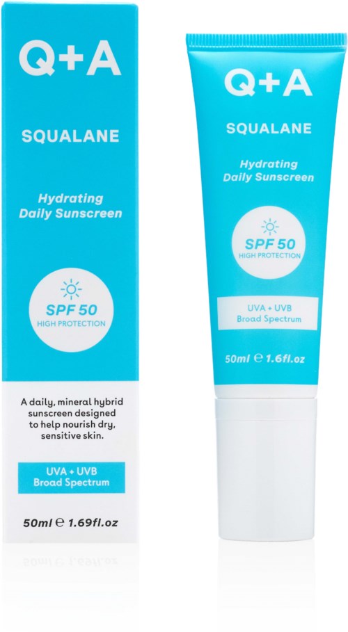 Blauwe en witte tube en doos met Squalane hydraterende dagelijkse zonnebrandcrème met SPF 50. Voor gevoelige huidbescherming.