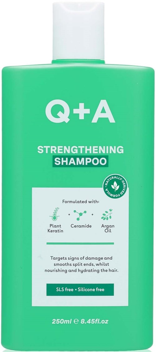 Grüne Flasche mit weißem Deckel und Etikett von Q+A Strengthening Shampoo, zeigt Inhaltsstoffe und Vorteile.