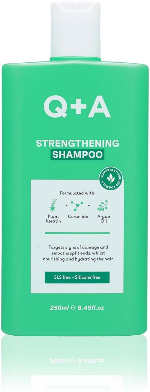 Grüne Shampooflasche mit weißem Deckel, beschriftet Q+A Strengthening Shampoo, enthält Pflanzenkeratin, Ceramid, Arganöl und behauptet, das Haar zu reparieren.
