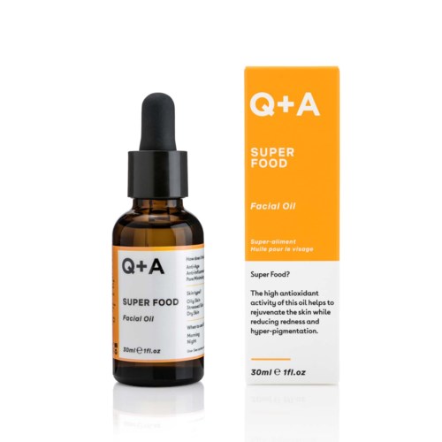 Eine kleine braune Flasche mit Pipette neben einer orangefarbenen Schachtel, beide beschriftet "Q+A Super Food Facial Oil."