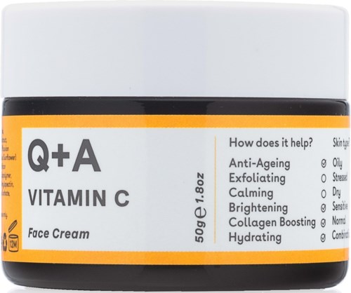 En krukke med ansiktskrem merket Q+A Vitamin C, med fordeler som lysere hud og fuktighet. Krukken er hvit med lokk.