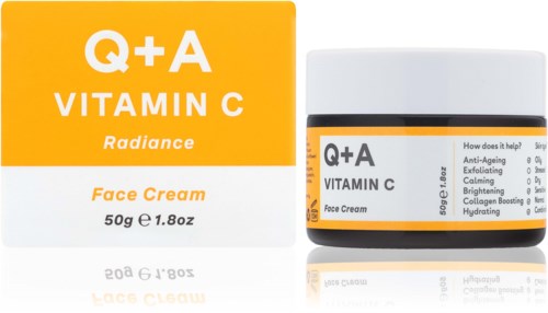 En ansiktskrem med boks og beholder i gult og hvitt, som viser at den inneholder C-vitamin for hudens glød.