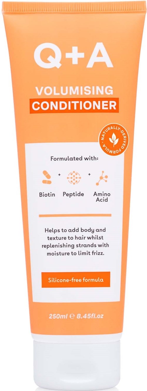 Een perzikkleurige tube met Q+A Volumising Conditioner die helpt volume en textuur aan het haar toe te voegen.