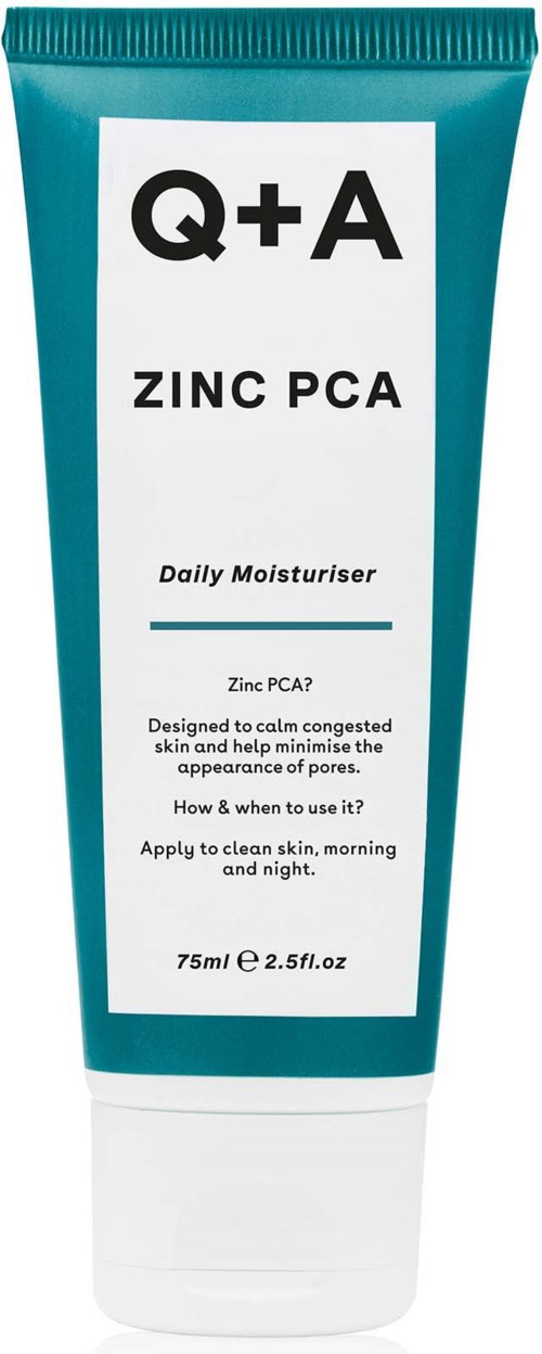 Ein türkisblaue Tube mit der Aufschrift Q+A Zinc PCA Daily Moisturiser, mit Gebrauchsanweisung und Inhaltsstoffdetails.