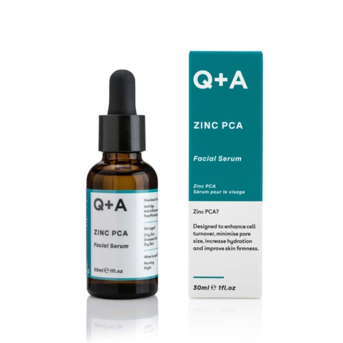 Kleine braune Flasche mit Zinc PCA Gesichtsserum mit Tropfer, neben seiner blauen und weißen Verpackung. Das Etikett zeigt "Q+A."