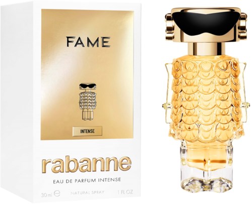 Ein Parfümflasche mit goldener, kleidähnlicher Gestaltung neben einer Box, beschriftet "FAME" und "INTENSE."