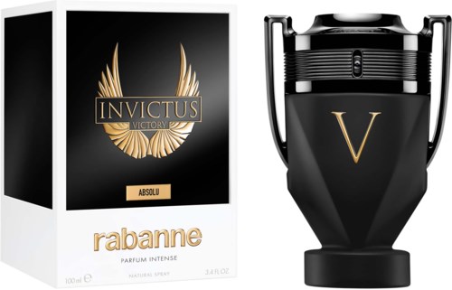 Ein Parfümset mit "Invictus Victory" Logo und einer schwarzen Flasche mit einem goldenen "V".