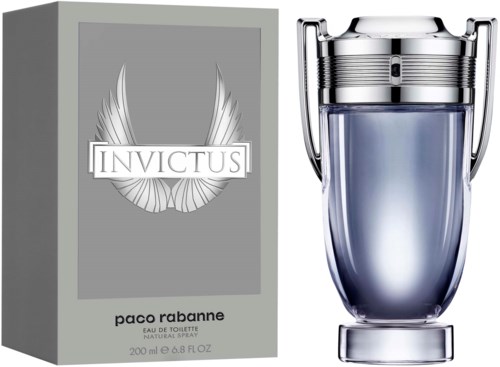 Ein Parfümflasche und Schachtel. Die Schachtel ist grau mit Flügel-Logo und den Worten 'Invictus' und 'Paco Rabanne.'