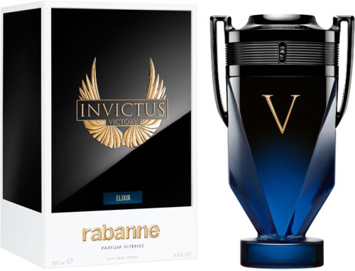 Ein Parfümflasche neben einer schwarzen und goldenen Box mit 'Invictus Victory' und 'Rabanne'.