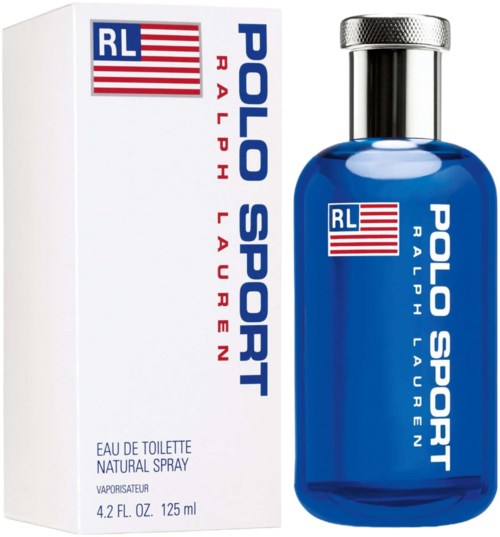 Een blauw parfumflesje met zilveren dop naast een witte doos. Beiden dragen het Polo Sport Ralph Lauren-logo.