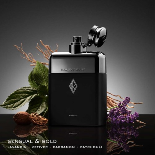 Een zwart parfumflesje met klep, omgeven door lavendel, vetiver, kardemom en patchouli planten.