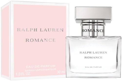 Een parfumfles en doos met woorden Ralph Lauren Romance, roze en wit kleuren, elegant ontwerp.