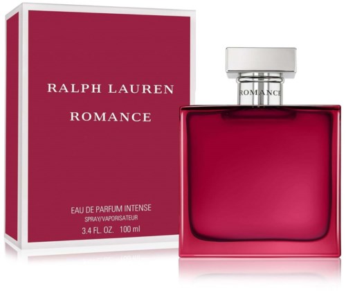 Een flesje Ralph Lauren Romance parfum met bijpassend doosje, allebei in donkerroze kleur.