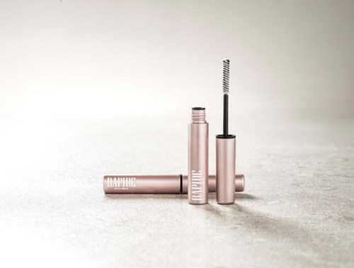 Twee roze mascara-hulsjes, een open met borstel zichtbaar, liggen op een lichte ondergrond.