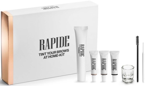 Een set met wenkbrauwverffingsproducten met een doos, tubes, spoolie borstel en een klein glas.
