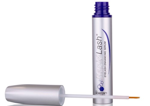 Ein blauer und silberner Röhrchen mit Wimpernserum und Pinselapplikator.