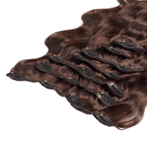 Meerdere bruine haarextensions met clips zijn netjes gerangschikt op een witte achtergrond.