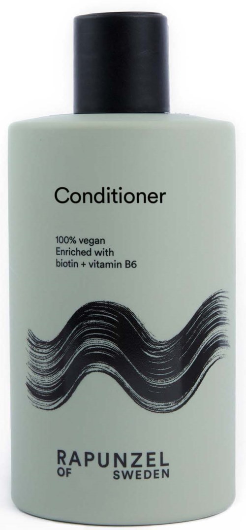 Een lichtgroene fles met 'Conditioner' label, zwarte dop en een golvende zwarte ontwerp, merknaam Rapunzel of Sweden.