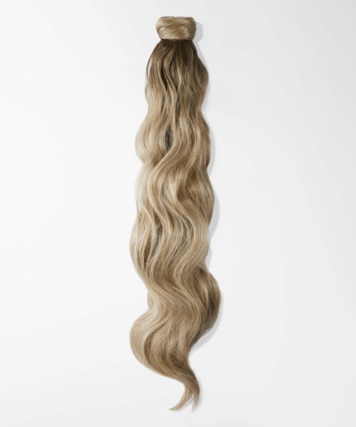 Een bund lang, golvend blond haar op een witte achtergrond.
