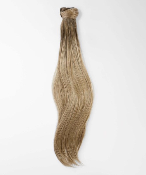 Een bund lang, recht blond haar met een lichte golf aan de uiteinden, vastgebonden aan de bovenkant.