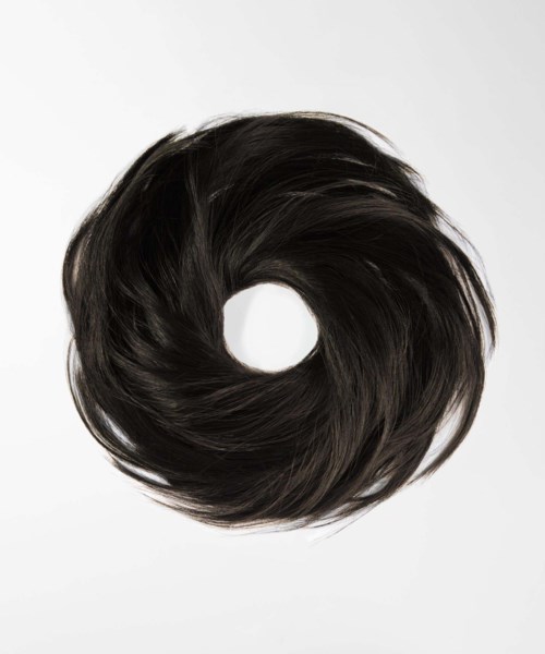 Een zwart haarwigs gevormd in een cirkel op een witte achtergrond.