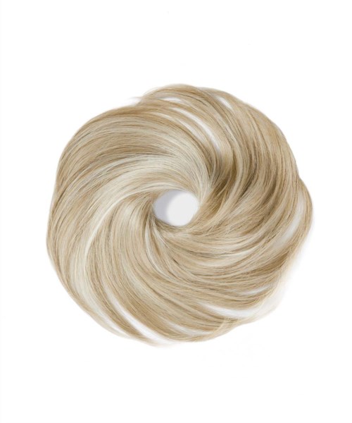 Een blond haarstuk in een cirkelvorm met een gat in het midden. Het heeft zachte, glanzende strengen.
