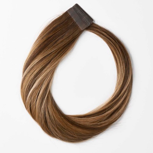 Bruine haarverlenging met clip voor bevestiging. Ziet glanzend en zijdeachtig uit, vormt een lus.