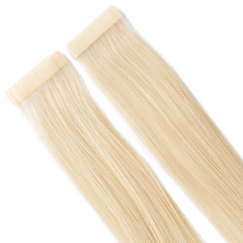 Twee blonde haarextensions met bevestigingsbasis, glad en glanzend.