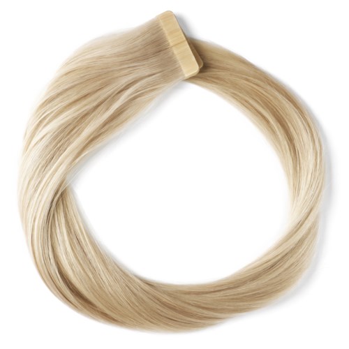 Blond haaruitbreiding vast met een houten klem, vormt een losse cirkel.