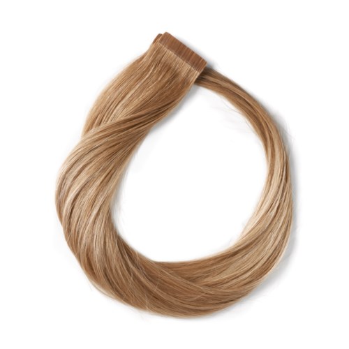 En blond hårförlängning eller perukdel, styltad i en lös lock, med en slät textur.