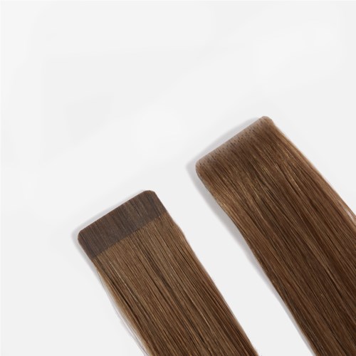 Två bruna hårförlängningar eller slingor med rakt texture, placerade på en vit bakgrund.