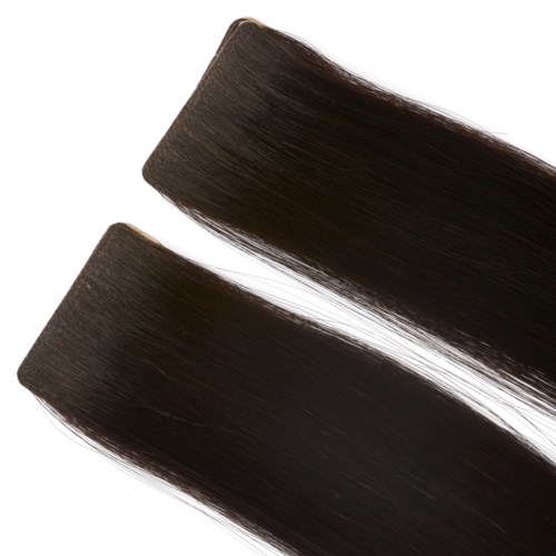 Twee donkerbruine haarstukken of strengen zijn zichtbaar, glad en glanzend.
