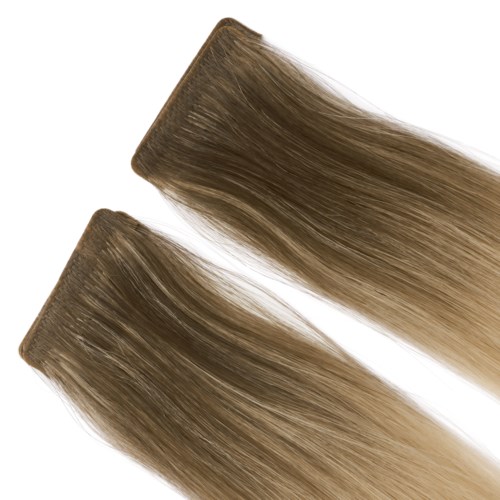 Två hårförlängningsklämmor med långt, rakt, brunt-blond hår. Håret ser glansigt och slätt ut.
