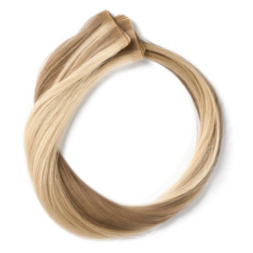 Een blonde haaruitbreiding of pruik in lusvorm, gehouden door een hand.