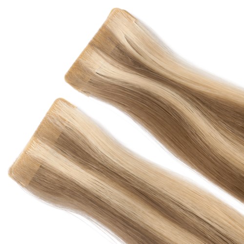Twee blonde haarverlengingen of strengen met een zijdezachte uitstraling, gelegd parallel op een witte achtergrond.