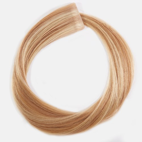 En blond hårförlängning eller perukhårbild omger ett tomt vitt utrymme.