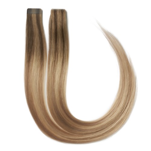 Twee haarextensions zijn lichtbruin met donkerdere wortels, vormen een U en vervagen naar lichtere punten.