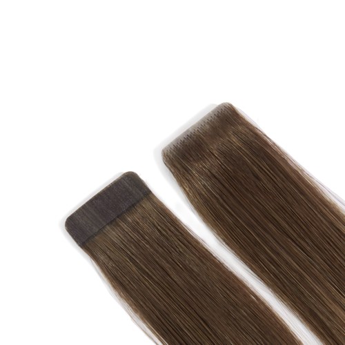 Twee bruine haarverlengingsstrips met kleeflaag aan één zijde, gelegd op een witte achtergrond.