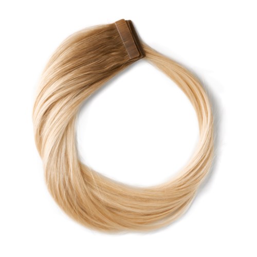 Blont hårförlängning med klämma, arrangerad i en loop. Ljust och glänsande utseende.