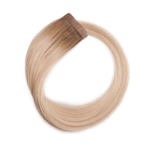 En hårförlängning i en loop, med ljusblont färg och en klämma längst ut.