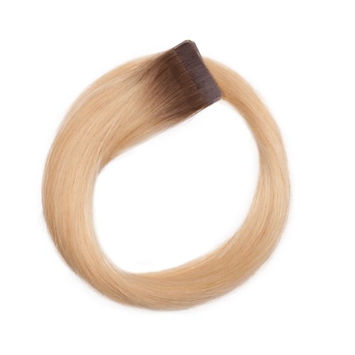 En blond hårförlängnings-loop med mörka rötter, slät och glänsande,
mot en vit bakgrund.