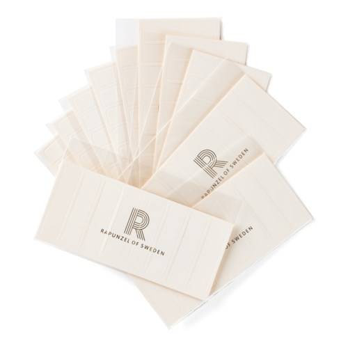 Een set witte papieren servetten met een zwarte "R" logo en "Rapunzel of Sweden" tekst.