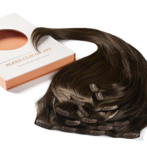 Een doos met "Sleek Clip On Set" met donkerbruine haarextensions en clips.