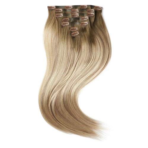 Clip-in Haarverlängerungen in Blond, mit Clips befestigt, Haare fließen glatt.