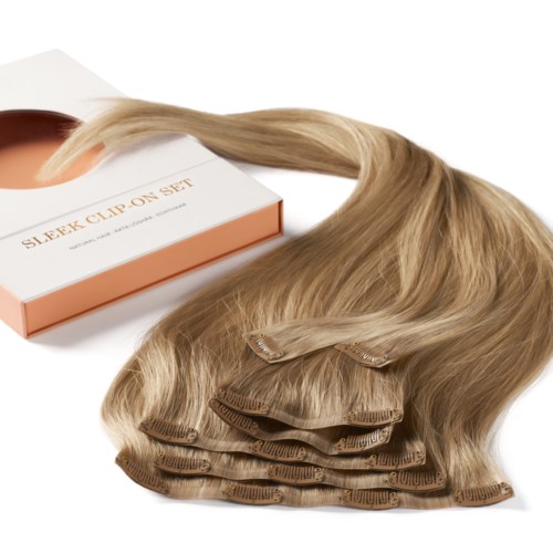 Hårförlängningar och klämmor på en vit bakgrund, med en box märkt "Sleek Clip-On Set."