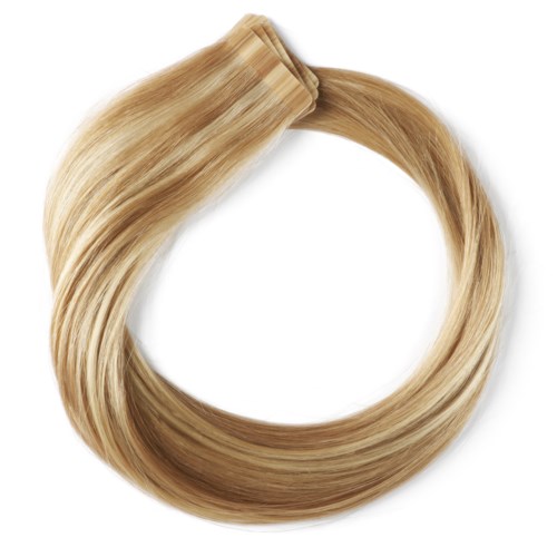 Blont hår formas till en cirkulär stil, med några strån överlappar. Håret ser glänsande och slätt ut.