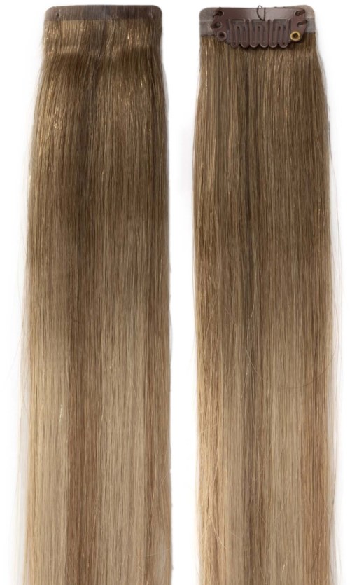 Zwei Haarverlängerungsclips mit langen, glatten, hellbraunen Haaren. Einer hat eine Metallkamm, der andere ist schlicht.